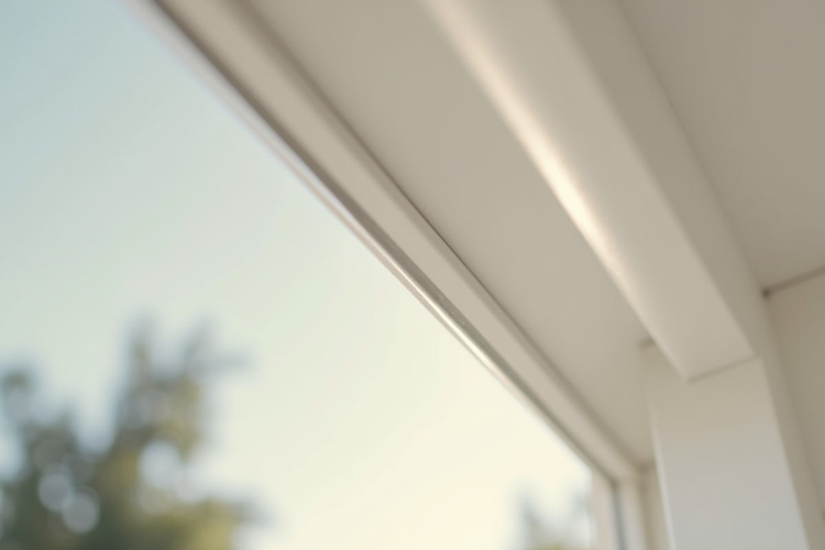 Zoom sur un soffit en PVC blanc propre et lisse