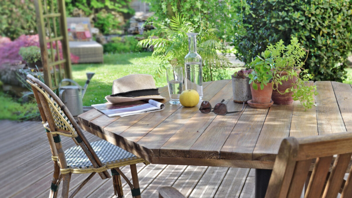 Table de jardin : quel matériau choisir pour profiter de sa terrasse tout l'été ?