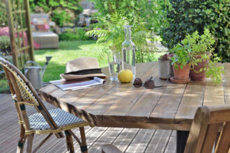 Table de jardin : quel matériau choisir pour profiter de sa terrasse tout l'été ?