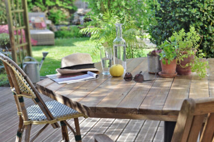 Table de jardin : quel matériau choisir pour profiter de sa terrasse tout l'été ?